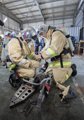 Представители нештатного аварийно-спасательного формирования демонстрируют умение работать с аварийно-спасательным оборудованием