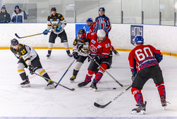 В ледовых баталиях сборные по хоккею проявили сплоченность и показали отличную игру