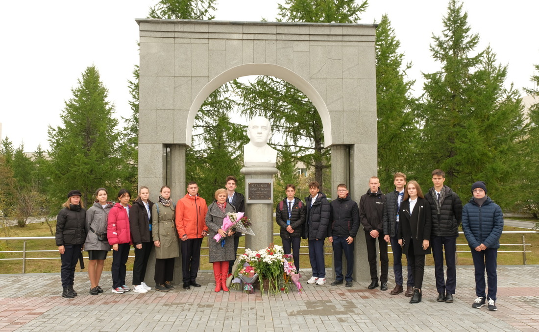 Ученики «Газпром-класса» на возложении цветов к памятнику С. А. Оруджеву