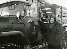Участник десанта Н. Кравченко у автомобиля, середина 70-х годов