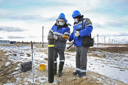 Монтеры по защите подземных трубопроводов от коррозии Сергей Жорник и Павел Попузин производят измерение защитного потенциала на газопроводе