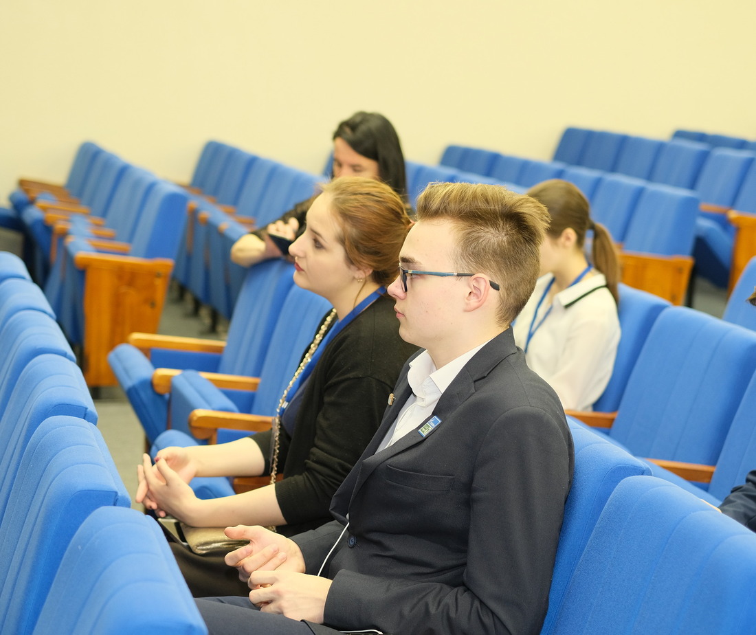 Будущие выпускники очень внимательно слушают кураторов проекта "Газпром-классы"
