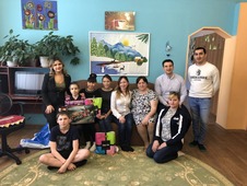 Молодые специалисты ООО "Газпром добыча Уренгой" в детском доме "Юнона"