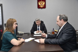 Начальник Учебно-производственного центра Фарид Туктаров (в центре) проводит рабочее совещание