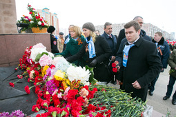 Сотрудники ООО "Газпром добыча Уренгой" приняли участие в церемонии возложения цветов на мемориальной площади в память о солдатской доблести, стойкости и героизме погибших воинов-защитников Отечества.