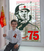 Дмитрий Марцинко и праздничное оформление окна ко Дню Великой Победы