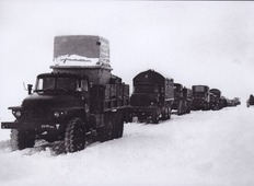 Колонна техники идет на Уренгой, декабрь 1973 года