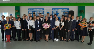 Представители ООО «Газпром добыча Уренгой» вручили ученикам десятого «Газпром-класса» именные удостоверения и корпоративные значки