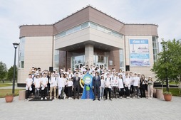 Участники экологического отряда с представителями ООО «Газпром добыча Уренгой»