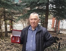 Юнир Биктимирович Салихов с медалью, посвященной 90-летнему юбилею ЯНАО (фото с сайта Администрации муниципального образования город Новый Уренгой)