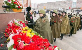 Церемония возложения цветов на мемориальной площади в память о солдатской доблести, стойкости и героизме погибших воинов-защитников Отечества.