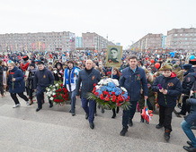 На площади памяти Нового Уренгоя состоялось торжественное возложение цветов к Вечному огню. Это мероприятие традиционно собрало множество людей в числе которых руководители и сотрудники ООО "Газпром добыча Уренгой"
