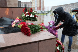 Новоуренгойцы возлагают цветы к Вечному огню у мемориала на Площади Памяти