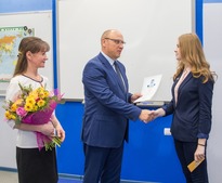 Начальник отдела кадров и трудовых отношений Иван Забаев вручает диплом ученице "Газпром-класса"