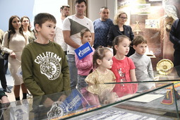 Экскурсантам были представлены свидетельства исторических событий освоения Уренгойского нефтегазоконденсатного месторождения и развития Общества «Газпром добыча Уренгой»