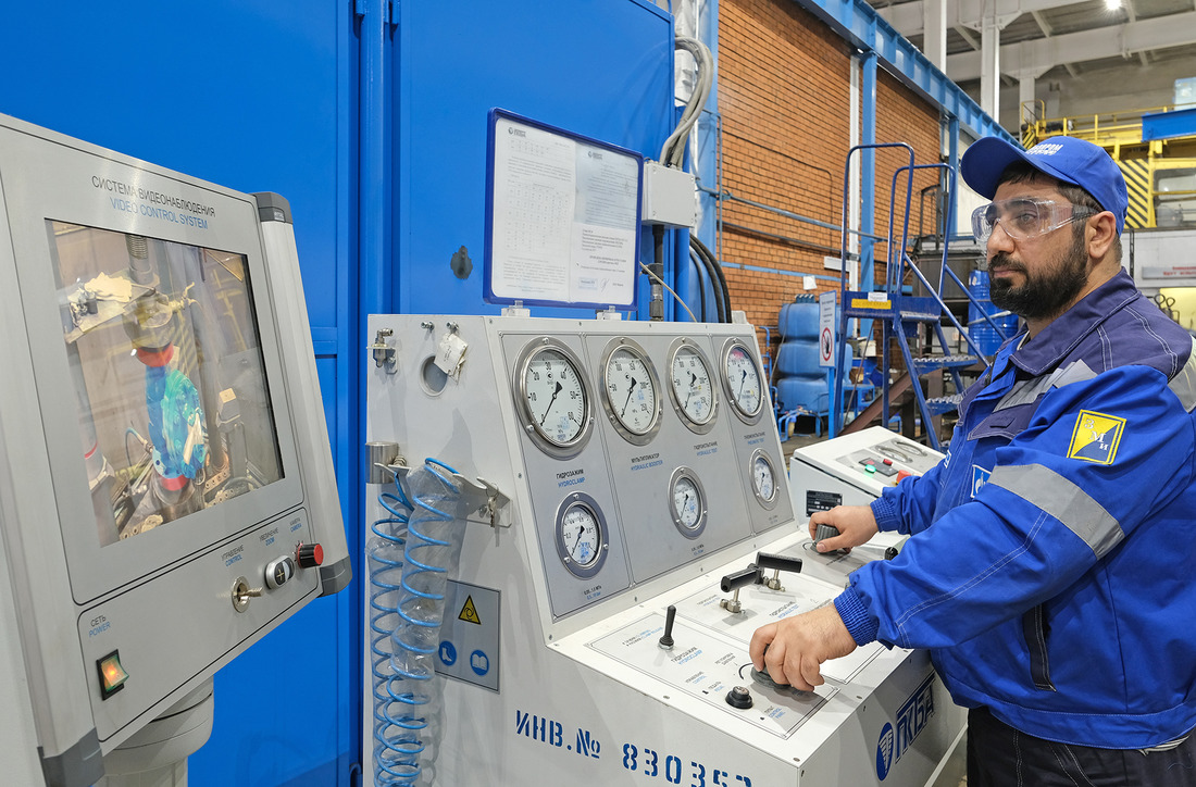 Слесарь-ремонтник Заур Алиев проводит испытания на герметичность нового обратного клапана для монтажа на объекте строительства Общества