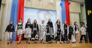 Демонстрация коллекции костюмов театра мод «Мелко», действующего на базе Самбургской школы-интерната