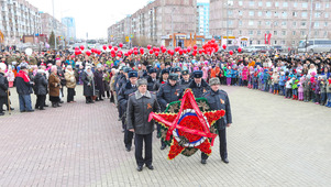 Церемония возложения цветов на мемориальной площади в память о солдатской доблести, стойкости и героизме погибших воинов-защитников Отечества.