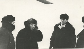 Ю.И. Топчев и К.Ф. Ватолин перед отправлением колонны техники, декабрь 1973 года