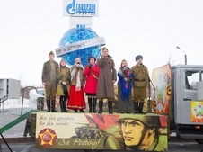 Выступление "фронтовой бригады" на площадке перед Администрацией ООО "Газпром добыча Уренгой"