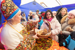 Работники «Газпром добыча Уренгой» щедро угощали гостей свежей выпечкой