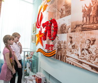 В выставочном зале Культурно-спортивного центра "Газодобытчик"  состоялась выставка работ сотрудников ООО "Газпром добыча Уренгой" и членов их семей, посвященная Великой Победе.