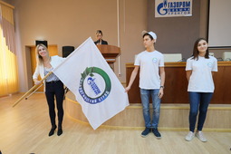 Торжественная передача флага — символа экодесанта, сотрудникам Музея истории ООО "Газпром добыча Уренгой"