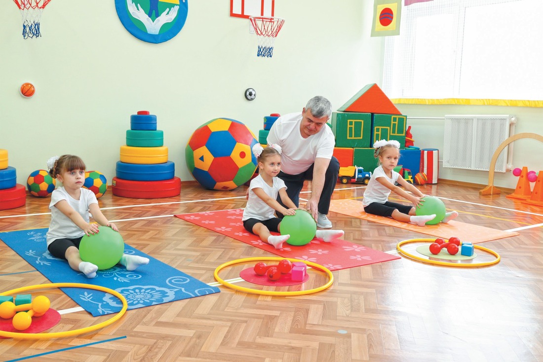Занятия в детском саду «Родничок» проводит инструктор по физической культуре Альберт Бектемиров.