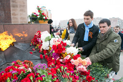 Сотрудники ООО "Газпром добыча Уренгой" приняли участие в церемонии возложения цветов на мемориальной площади в память о солдатской доблести, стойкости и героизме погибших воинов-защитников Отечества.