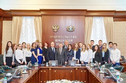 Ученики "Газпром-классов" с губернатором Тюменской области Владимиром Якушевым