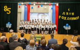 Выступление детского хора открывало концертную программу, посвященную празднованию 85-летия Самбургской школы-интерната