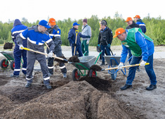 Коллектив «Газпром добыча Уренгой» вышел на уборку и благоустройство прилегающих к объектам Общества территорий