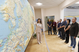 Посетителям Музея истории Общества "Газпром добыча Уренгой" показали экспонат 2013 года — карту основных направлений поставок природного газа по России и в страны Европы