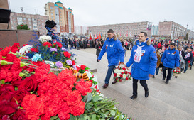 Торжественная церемония возложения цветов на Площади Памяти