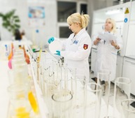 Лаборант химического анализа отдела охраны окружающей среды ИТЦ Эльвира Фатхутдинова выполняет практическое задание