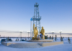 Мемориальный комплекс "Первооткрывателям Уренгойского нефтегазоконденсатного месторождения" на первой скважине Р-2