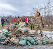 Коллектив «Газпром добыча Уренгой» вышел на уборку и благоустройство прилегающих к объектам Общества территорий
