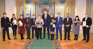 Награжденные работники с главой города Новый Уренгой — Андреем Вороновым (на фото в центре)