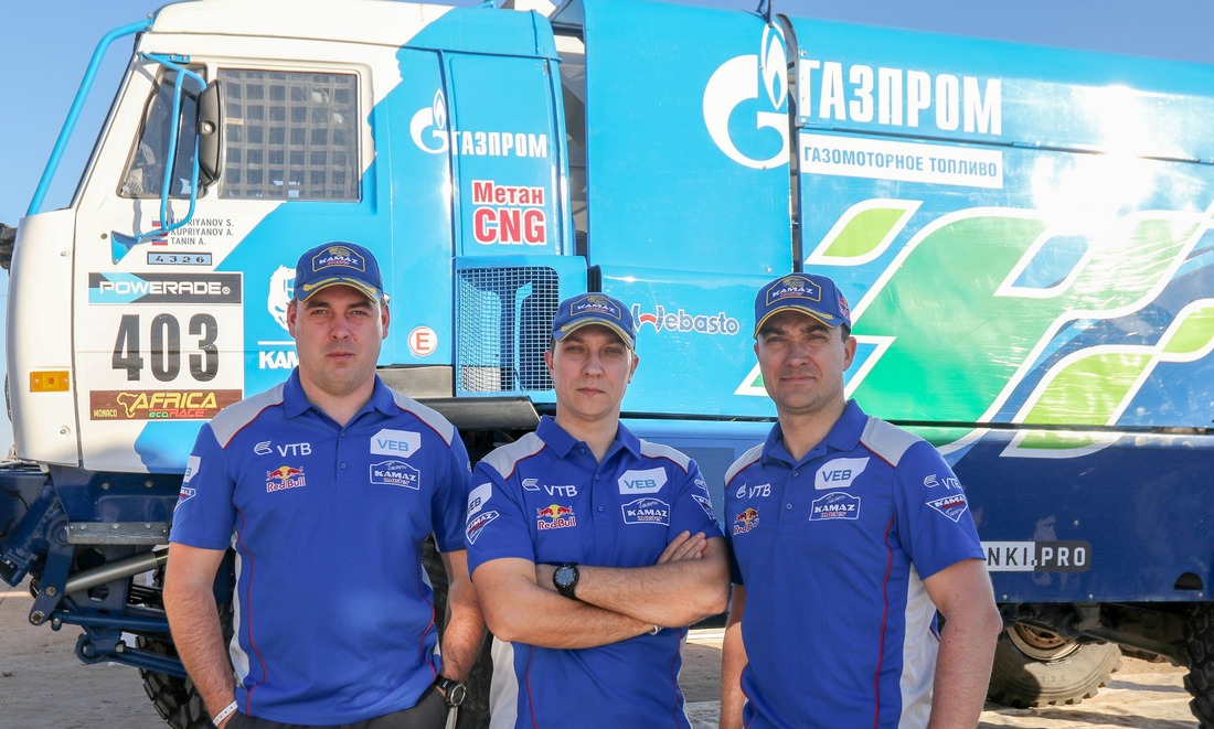 Экипаж «КАМАЗ-мастер» (слева направо): Анатолий Танин (механик), Александр Куприянов (штурман), Сергей Куприянов (пилот)
