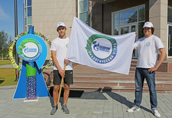 Переходящее знамя проекта „Экологический отряд ООО „Газпром добыча Уренгой“ в руках новобранцев