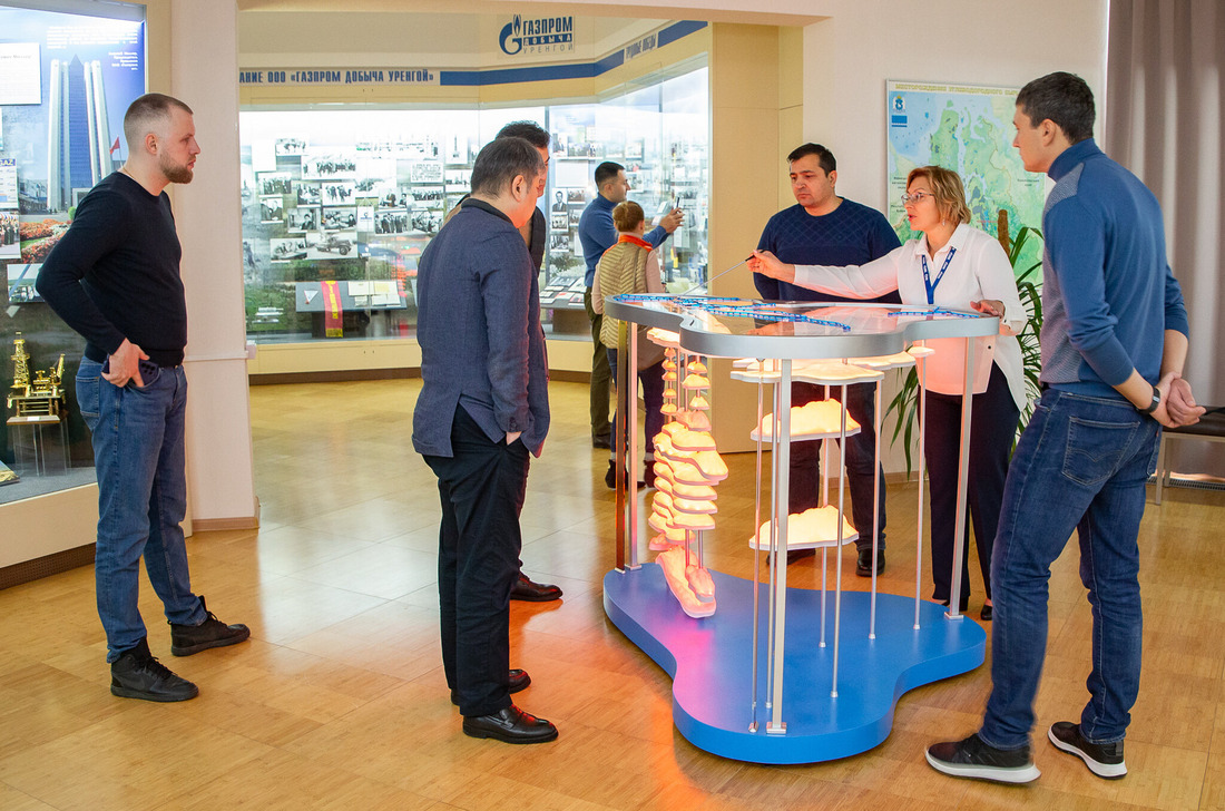 Дипломаты посетили Музей истории ООО «Газпром добыча Уренгой»