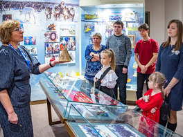В зале «Народы Севера» Музея истории ООО «Газпром добыча Уренгой» представлена инсталляция «Ямал — край земли»
