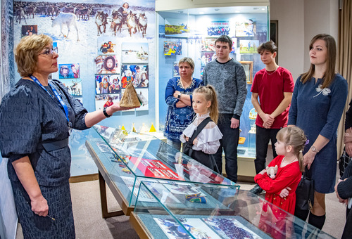 В зале «Народы Севера» Музея истории ООО «Газпром добыча Уренгой» представлена инсталляция «Ямал — край земли»