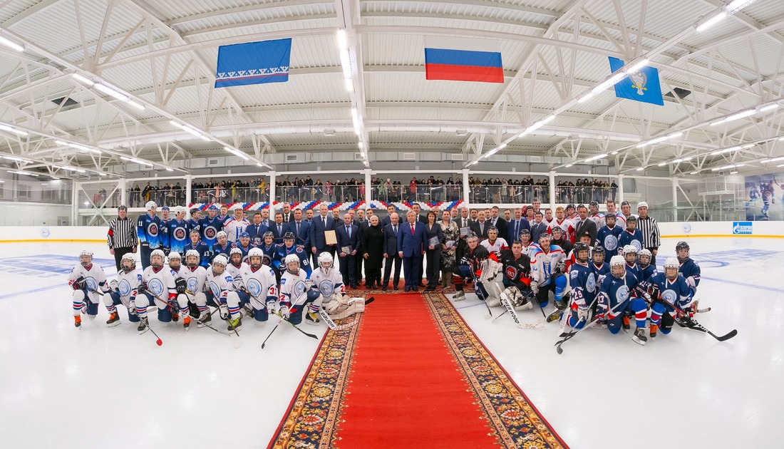 В рамках открытия ледового корта ООО "Газпром добыча Уренгой" прошел первый хоккейный матч сезона