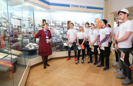 Экскурсия в Музее истории ООО "Газпром добыча Уренгой" для новых участников экологических отрядов Общества