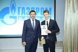 Заместитель генерального директора Андрей Чубукин с выпускником "Газпром-класса"