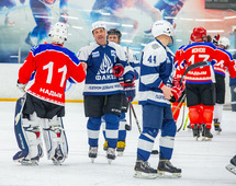 Всероссийские соревнования среди любительских команд «Ночной хоккейной лиги» дивизиона «Любитель 40+», уренгойская команда «Факел» и надымский «Арктур»