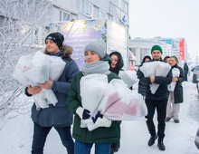 Представители «Газпром добыча Уренгой» вручили букеты и сладкие подарки матерям