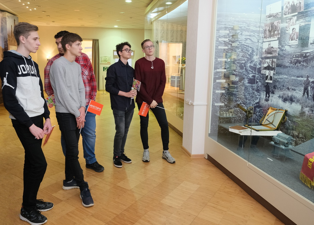 Студенты «Газпром техникум Новый Уренгой» знакомятся с экспозицией музея