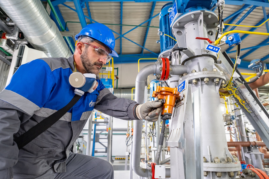Мераби Попхадзе, машинист технологических насосов 5 разряда Управления материально-технического снабжения и комплектации ООО «Газпром добыча Уренгой», выполняет включение насосного агрегата для подачи метанола на газовый промысел